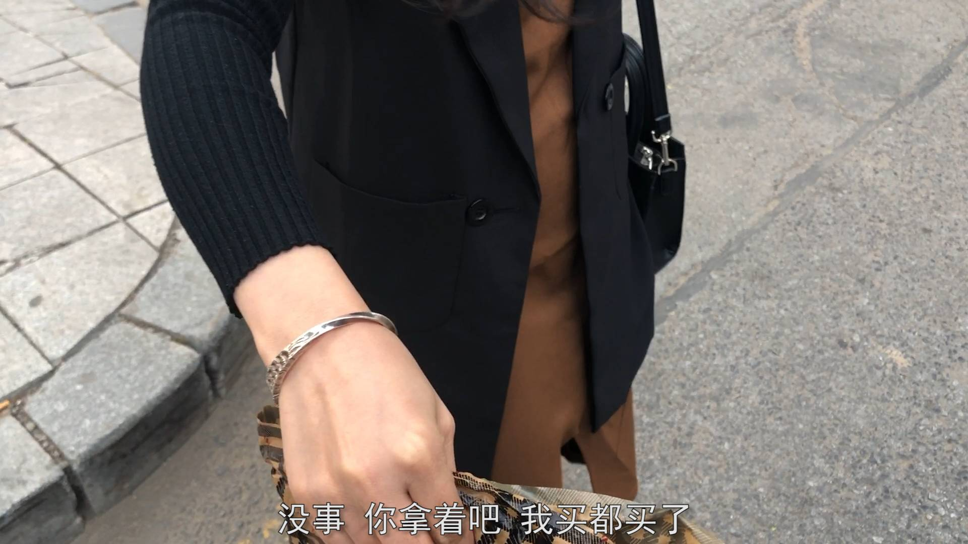 相亲认识的护士小姐姐,今天约我出去吃甜品,还送了我一块手表